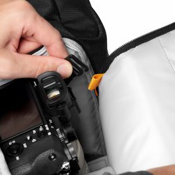 camera_backpack_lowepro_fastpack_bp_250_aw_iii_lp37333-pww_quickdoor_clasp_rgb