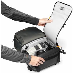 camera_backpack_lowepro_fastpack_bp_250_aw_iii_lp37332-pww_quickdoor_stage2_rgb