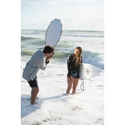 ll-lr3310-halocompact-reflector-82cm-sunlite-soft-silver-in-action-05.jpg